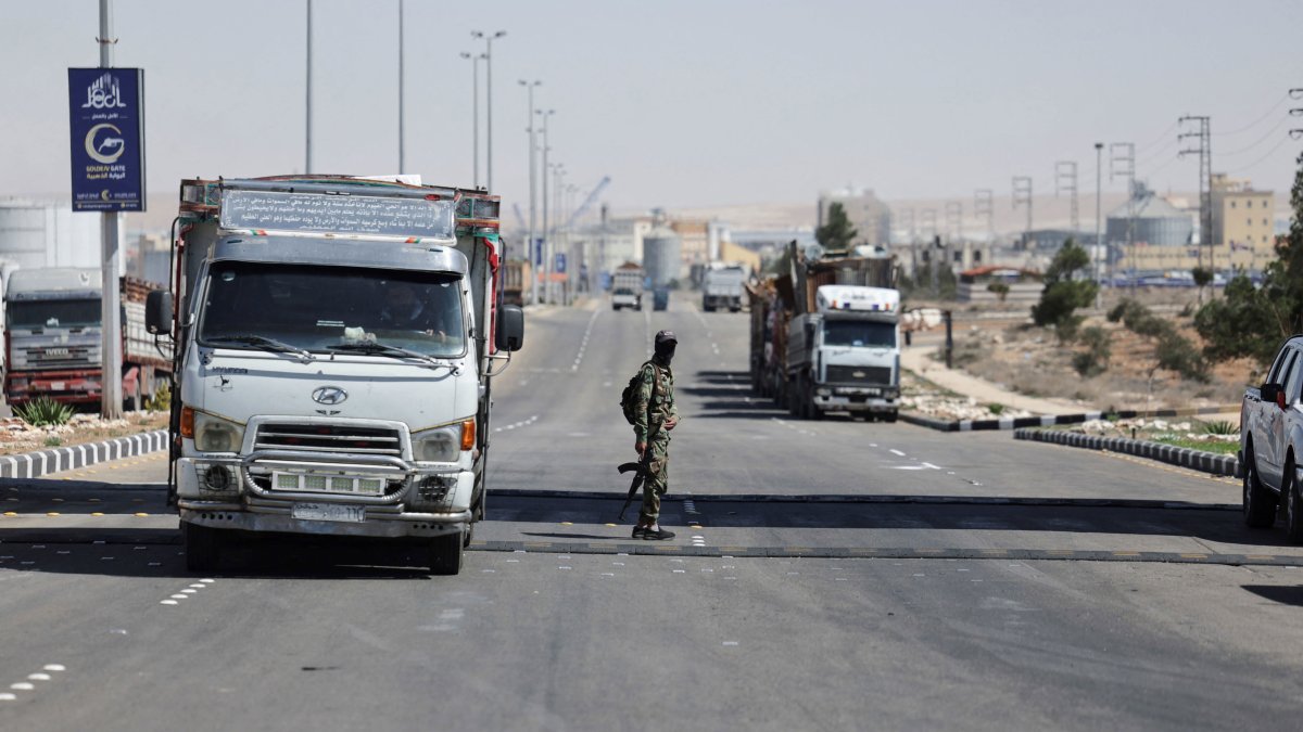 Syria Foils Major Weapons Smuggling Attempt from Iraq, Hezbollah Link Suspected